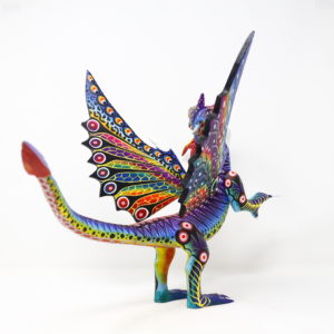 Alebrije: Alebrije Dragón de Feroz, Talla en Madera ID Alebrije: ABDRFE001 Peso: 200gr aproximadamente Dimensiones cm (Largo x Ancho x altura): 38 X 26 X 44 Tiempo de elaboración: 1 semana Categoría: Dragones Material: Madera de copal Técnica: Tallado en madera y pintado a mano con pinturas acrílicas. Artista: Rogelio Blas ID Artista: ABAB2020 Región: Sierra Norte Municipio: San Pedro Cajonos Taller: Alebrijes Blas