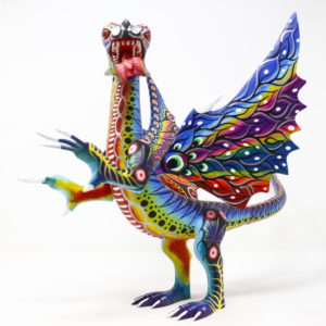 Alebrije: Alebrije Dragón de Feroz, Talla en Madera ID Alebrije: ABDRFE001 Peso: 200gr aproximadamente Dimensiones cm (Largo x Ancho x altura): 38 X 26 X 44 Tiempo de elaboración: 1 semana Categoría: Dragones Material: Madera de copal Técnica: Tallado en madera y pintado a mano con pinturas acrílicas. Artista: Rogelio Blas ID Artista: ABAB2020 Región: Sierra Norte Municipio: San Pedro Cajonos Taller: Alebrijes Blas