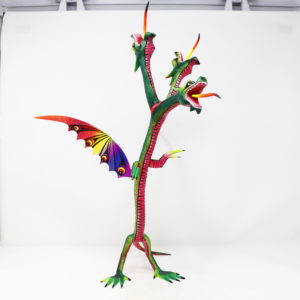 Dragón de tres cabezas III tallado en madera de copal por Melecio Blas