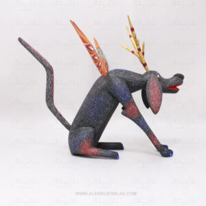 Alternative view of Perro Alado de los Bosques